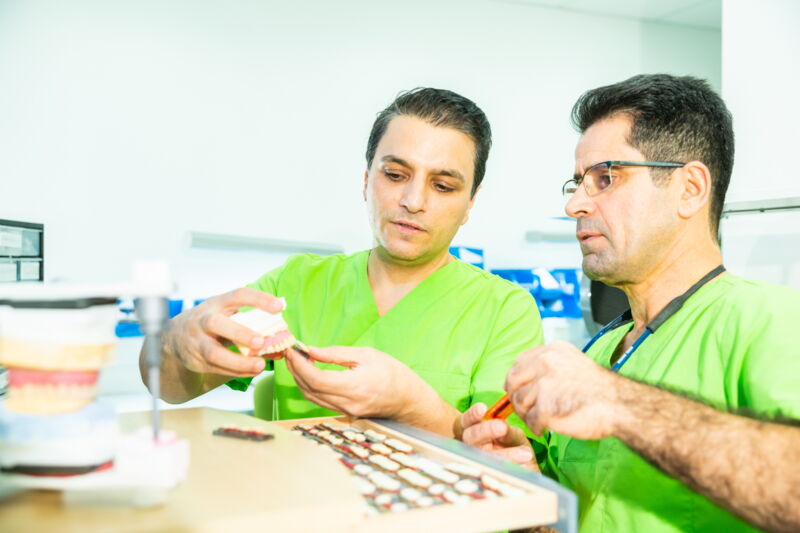 Aziz Abdollahi arbeitet als Zahntechniker eng mit Frank Farzin Falla im hauseigenen Labor zusammen.
